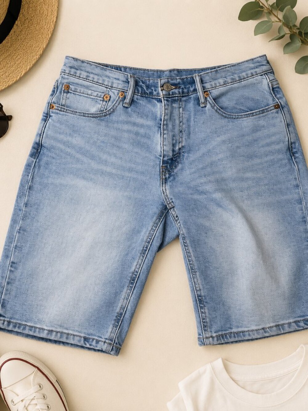 Levi’s Women’s Denim Bermuda Shorts Light Wash Mid Rise Size 32